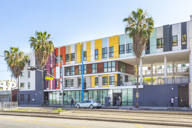 Washington 722 TOD in Los Angeles, CA - Foto de edificio - Building Photo