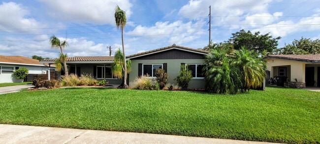 949 W Royal Palm Rd in Boca Raton, FL - Building Photo - Building Photo