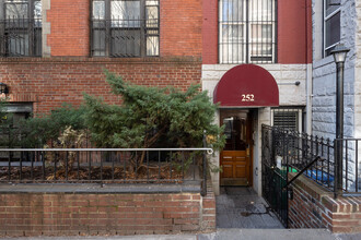 252 W 74th St in New York, NY - Building Photo - Building Photo