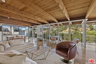 9119 Thrasher Ave in Los Angeles, CA - Building Photo