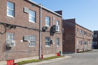 1511 Independence Ave in Brooklyn, NY - Foto de edificio - Building Photo