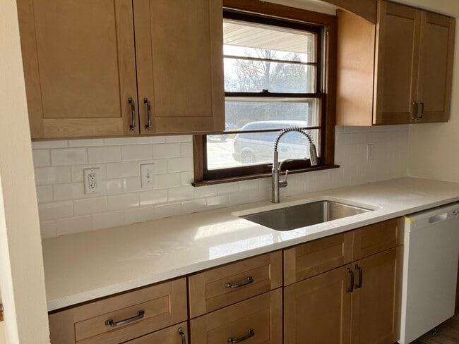 3984 Owen Center Rd, Unit 1 in Rockford, IL - Foto de edificio - Building Photo