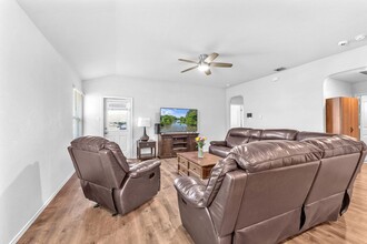 8038 Falcon Meadow Dr in Converse, TX - Building Photo - Building Photo
