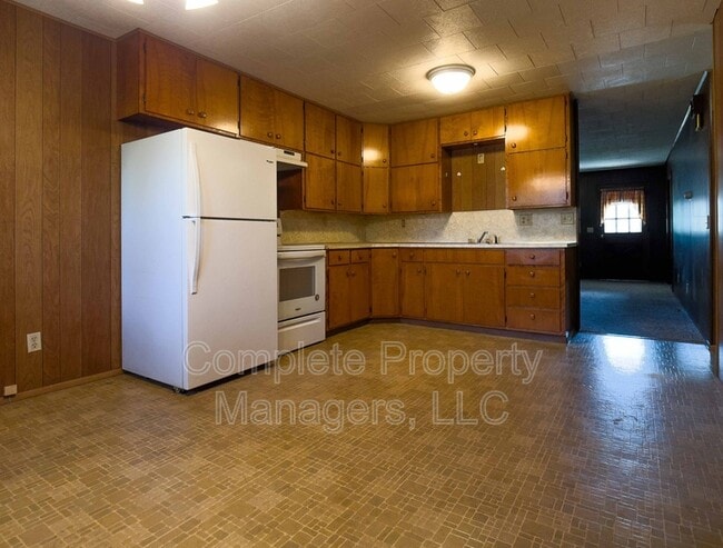 110 S 4th Ave W in Lake Mills, IA - Building Photo - Building Photo