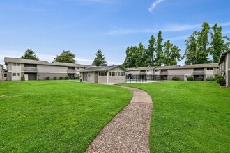 Sequoia Apartments in Springfield, OR - Foto de edificio - Building Photo