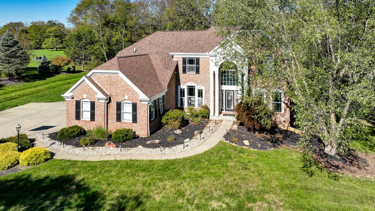 1900 Coachtrail Dr in Hebron, KY - Building Photo