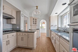 10772 Rochester Ave in Los Angeles, CA - Building Photo - Building Photo
