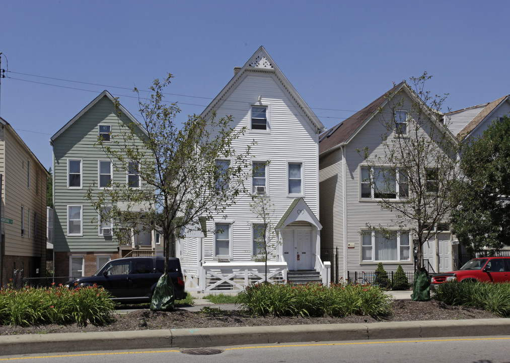 2434 N Ashland Ave in Chicago, IL - Foto de edificio