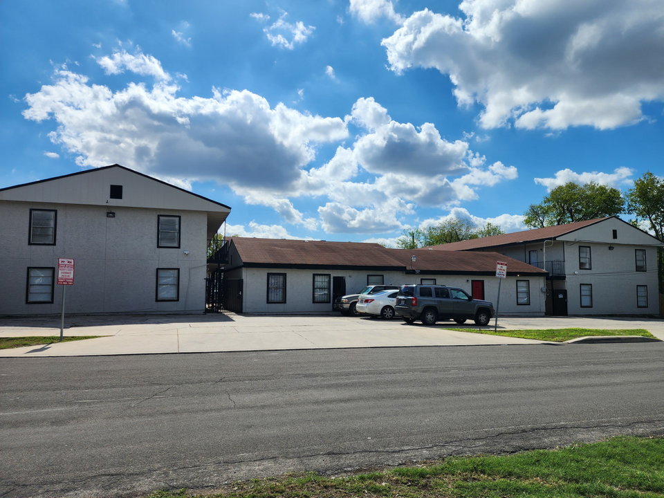 DELMAR PLACE APARTMENTS in San Antonio, TX - Building Photo