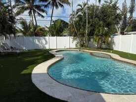 2227 Roosevelt St in Hollywood, FL - Building Photo