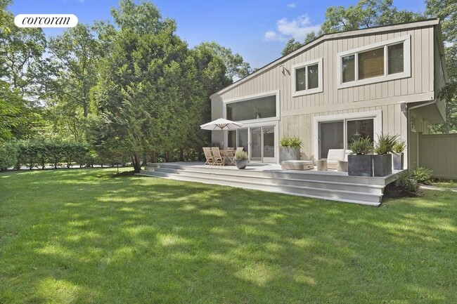 27 Montauk Ave in East Hampton, NY - Building Photo - Building Photo