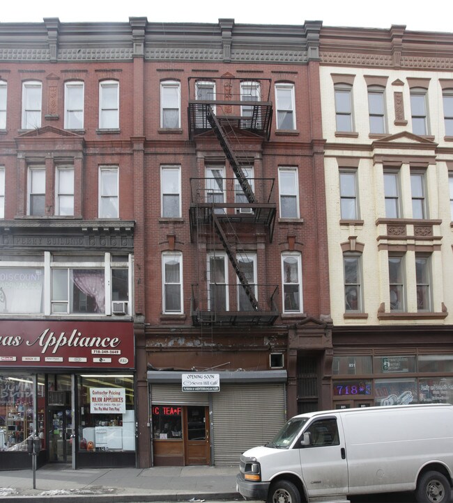 849 Manhattan Ave in Brooklyn, NY - Foto de edificio - Building Photo