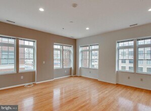 309 Holland Ln in Alexandria, VA - Foto de edificio - Building Photo