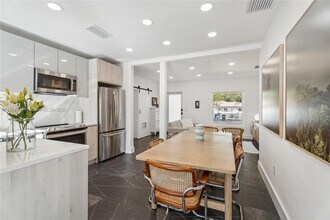990 SW 11th St in Miami, FL - Building Photo - Building Photo