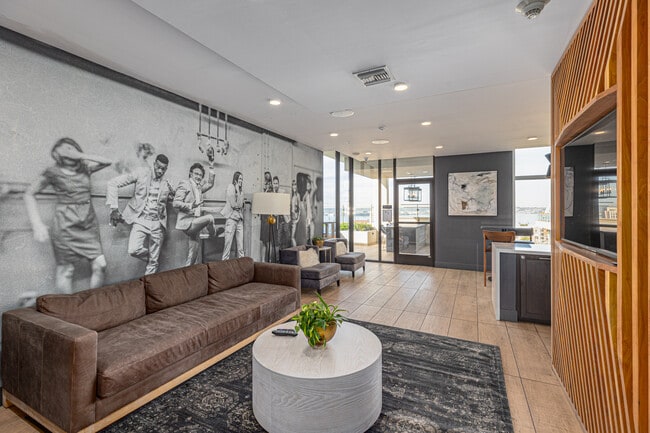 Eighteen Ten State St in San Diego, CA - Building Photo - Interior Photo