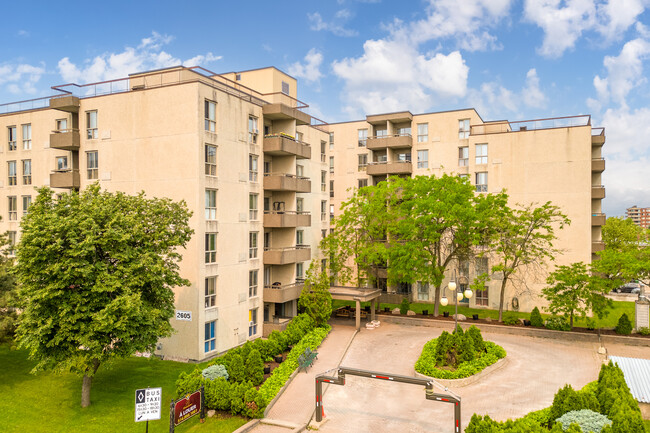 2605 De La Côte-Vertu Boul in St. Laurent, QC - Building Photo - Building Photo