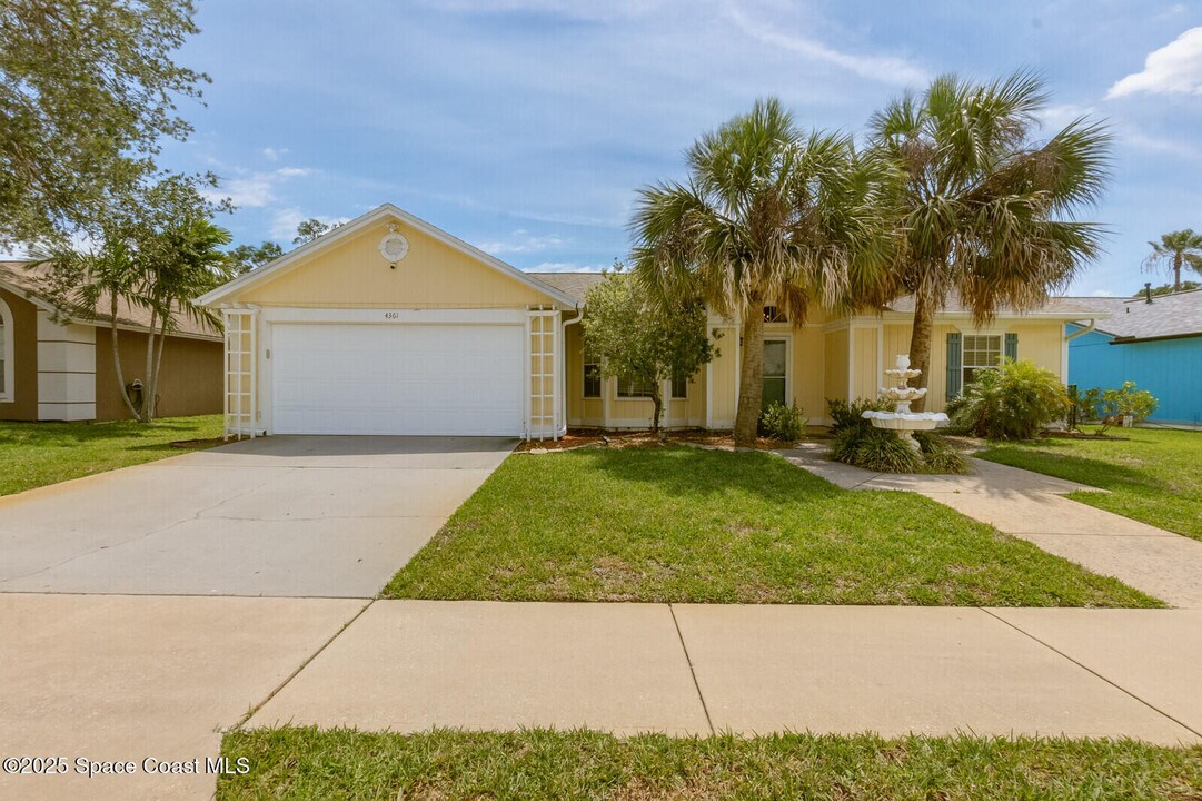 4361 Silver Lake Dr in Melbourne, FL - Building Photo