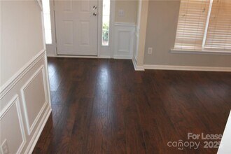 2715 Old Ironside Dr in Charlotte, NC - Foto de edificio - Building Photo