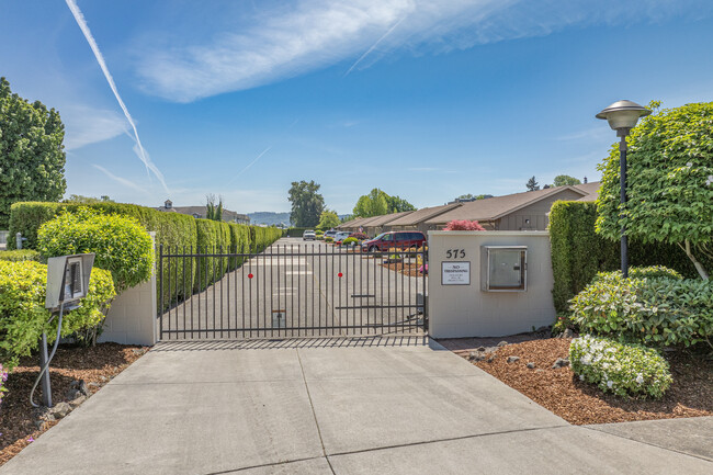 Peardale Condominiums in Longview, WA - Building Photo - Building Photo