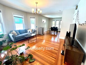 24 Burnham St, Unit 2 in Somerville, MA - Foto de edificio - Building Photo