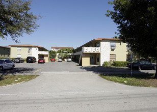 Lake Point Plaza Apartments in Hialeah, FL - Foto de edificio - Building Photo