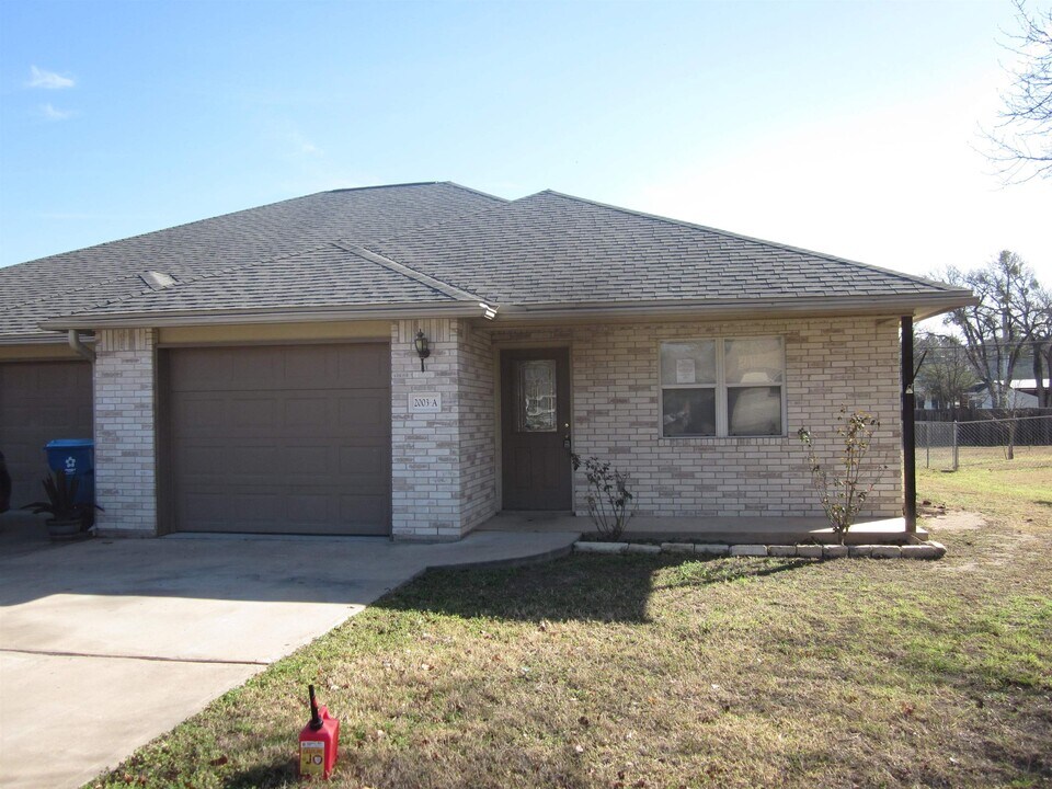 2003 Bluebonnet Dr in Marble Falls, TX - Building Photo