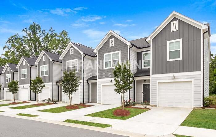 233 Crestview Wy in Dallas, GA - Building Photo