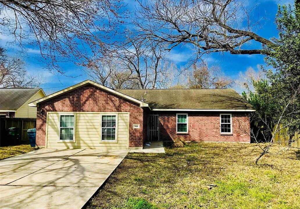966 Saint Clair St in Houston, TX - Building Photo