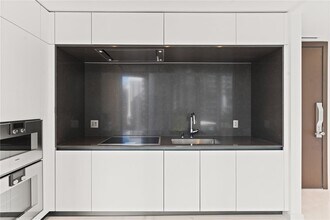 300 Biscayne Boulevard Way, Unit 1406 in Miami, FL - Building Photo - Building Photo