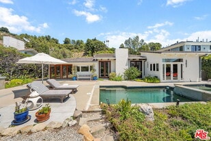 2529 Pesquera Dr in Los Angeles, CA - Building Photo