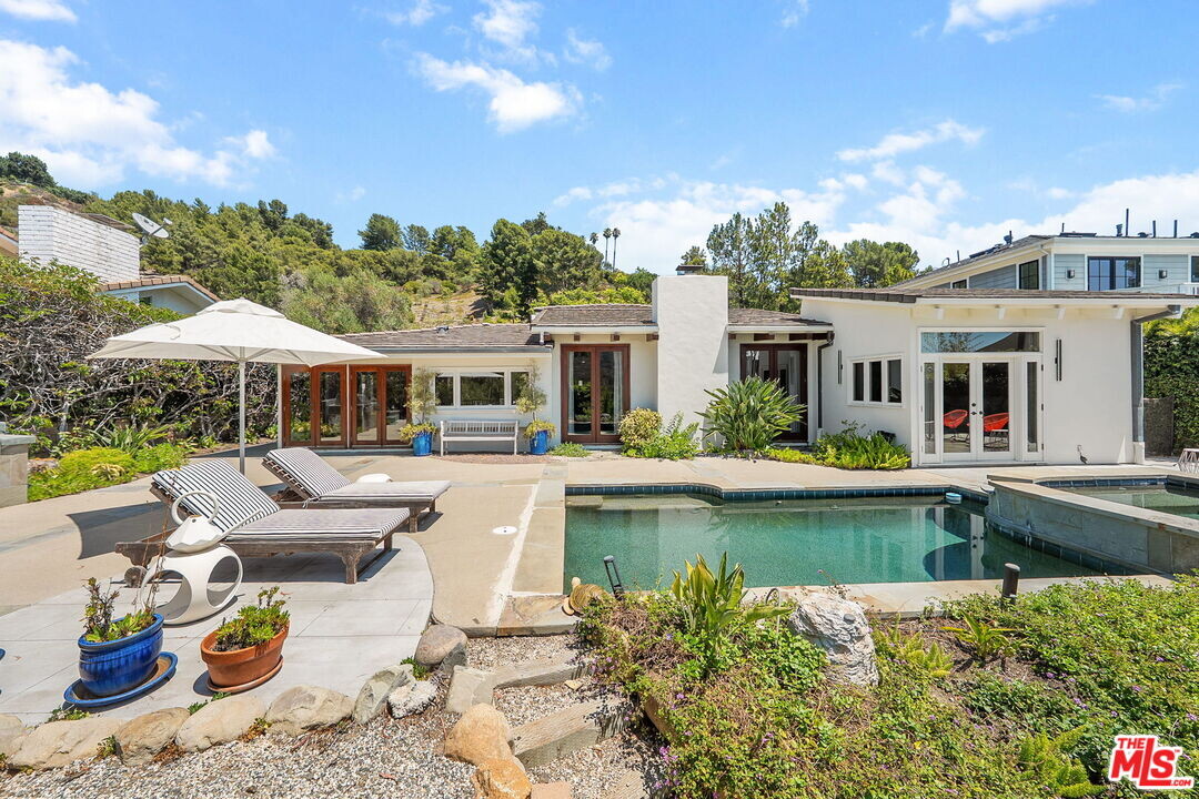 2529 Pesquera Dr in Los Angeles, CA - Building Photo