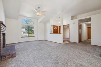 2553 Candlewood Dr in Redding, CA - Foto de edificio - Building Photo