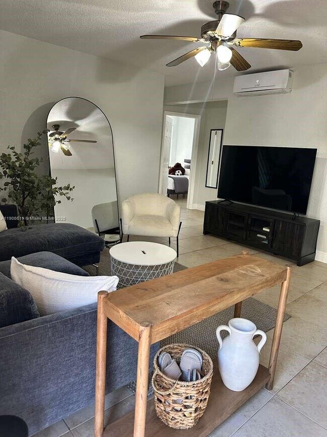 585 SW 11th St in Miami, FL - Building Photo - Building Photo