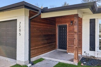 7205 Twisted Oaks Dr in Austin, TX - Building Photo - Building Photo