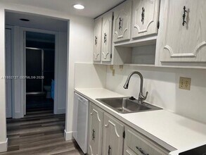 120 Lakeview Dr in Weston, FL - Building Photo - Building Photo