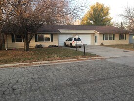 1002 Graceland Ave in Perry, IA - Building Photo