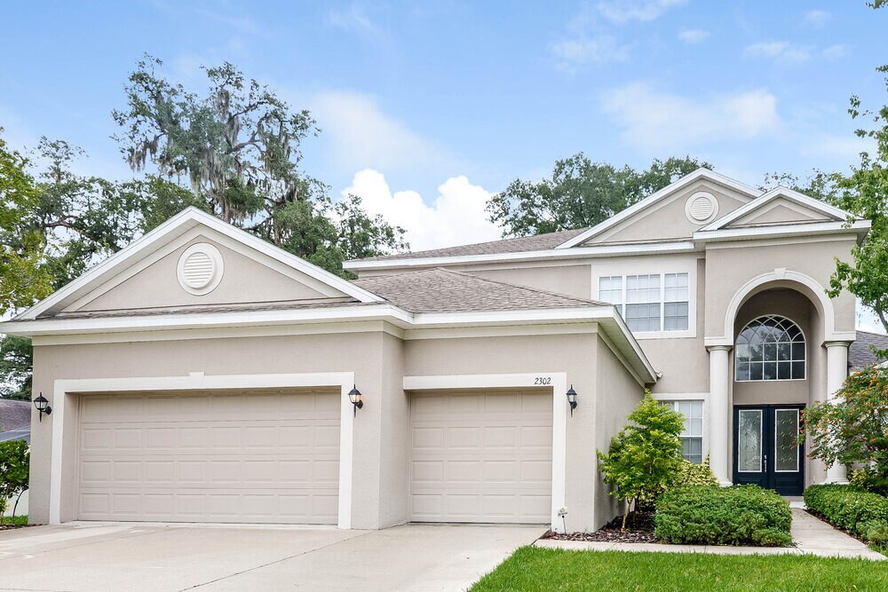 2302 Fountain Grass Dr in Valrico, FL - Building Photo