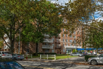 Plymouth House West in Howard Beach, NY - Foto de edificio - Building Photo