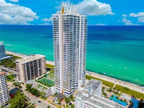 6365 Collins Ave, Unit 1702 in Miami, FL - Building Photo - Building Photo