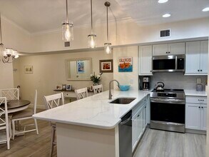 242 Village Blvd in Tequesta, FL - Building Photo - Building Photo