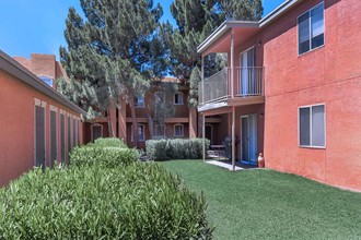 El Pavon Apartments in El Paso, TX - Foto de edificio - Building Photo