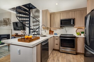 Residences on Third Street Promenade in Santa Monica, CA - Foto de edificio - Building Photo