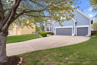 8004 W 146th St in Overland Park, KS - Foto de edificio - Building Photo