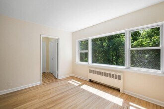 437 Pelham Rd in New Rochelle, NY - Building Photo - Building Photo