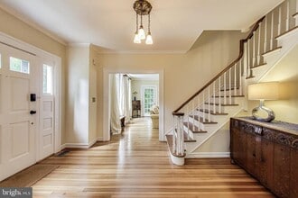 5809 Grosvenor Ln in Bethesda, MD - Foto de edificio - Building Photo