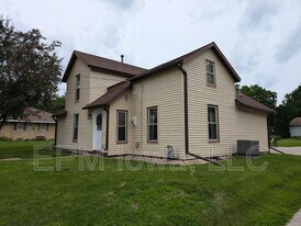 608 8th Ave SW in Independence, IA - Building Photo