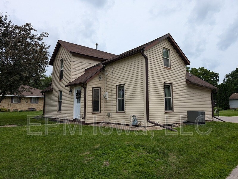 608 8th Ave SW in Independence, IA - Building Photo