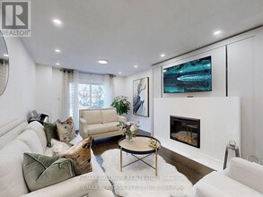 33 Angus Dr in Toronto, ON - Building Photo - Building Photo