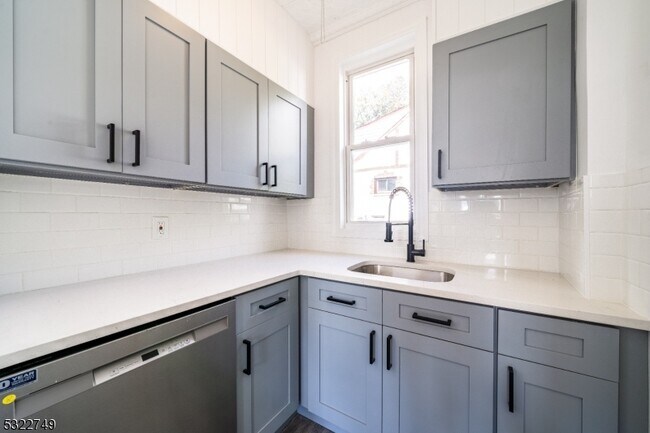 30 Kehoe St in Clifton, NJ - Building Photo - Building Photo