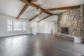 601 N Valley W Dr in Rogers, AR - Foto de edificio - Building Photo